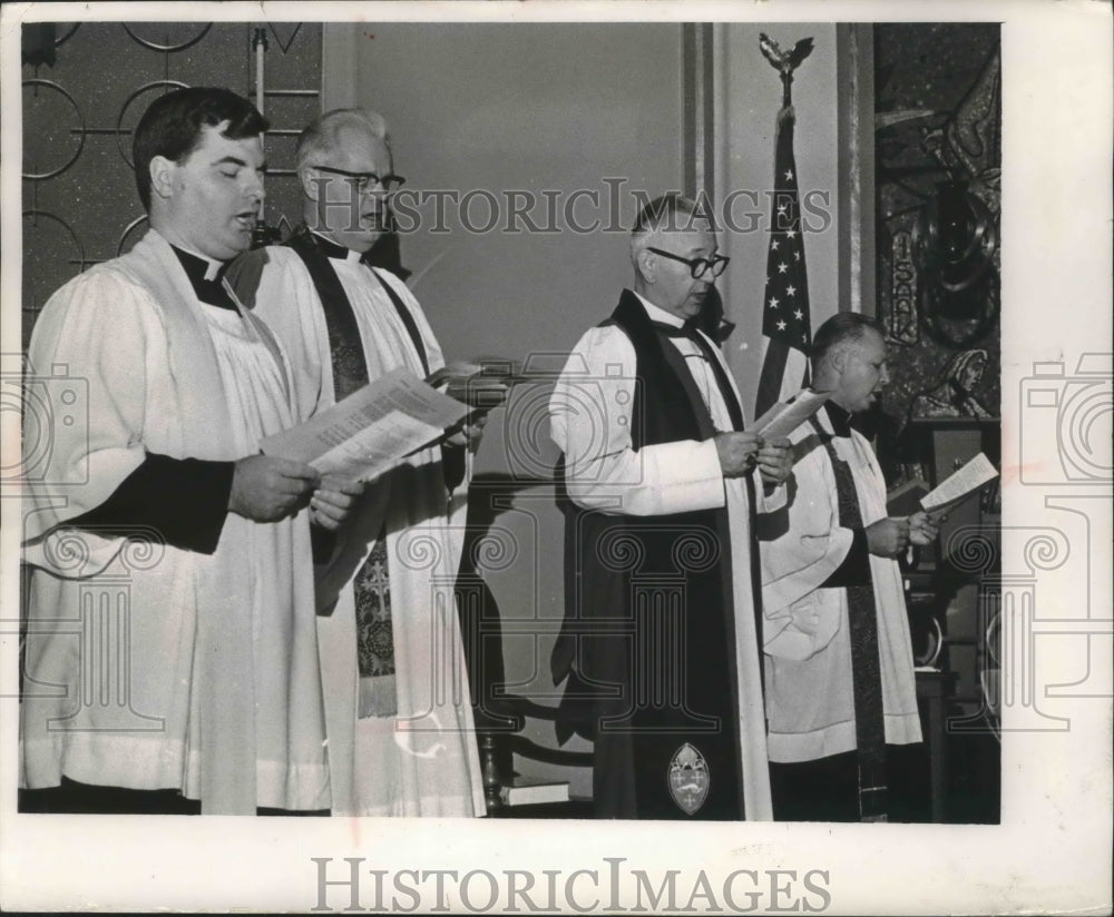 1968 Press Photo Clergymen Sing at Interfaith Lenten Service, Milwaukee- Historic Images