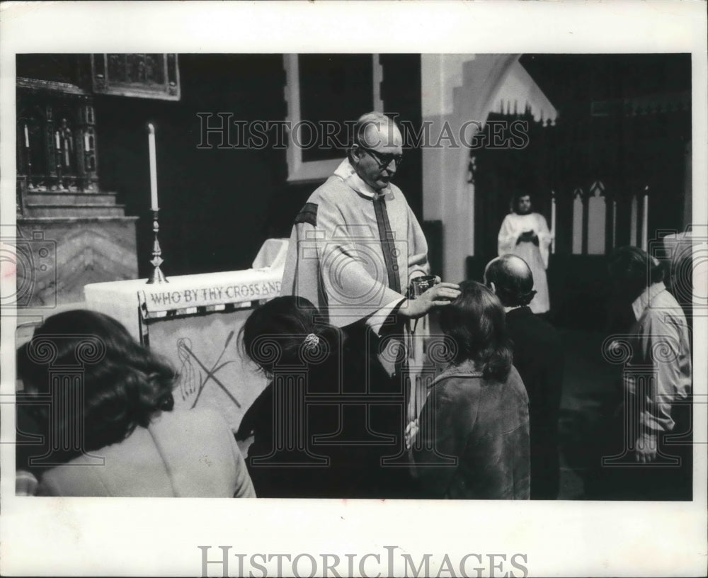 1962 Press Photo Father Robert Stub with Worshipers at Milwaukee Lenten Ceremony- Historic Images