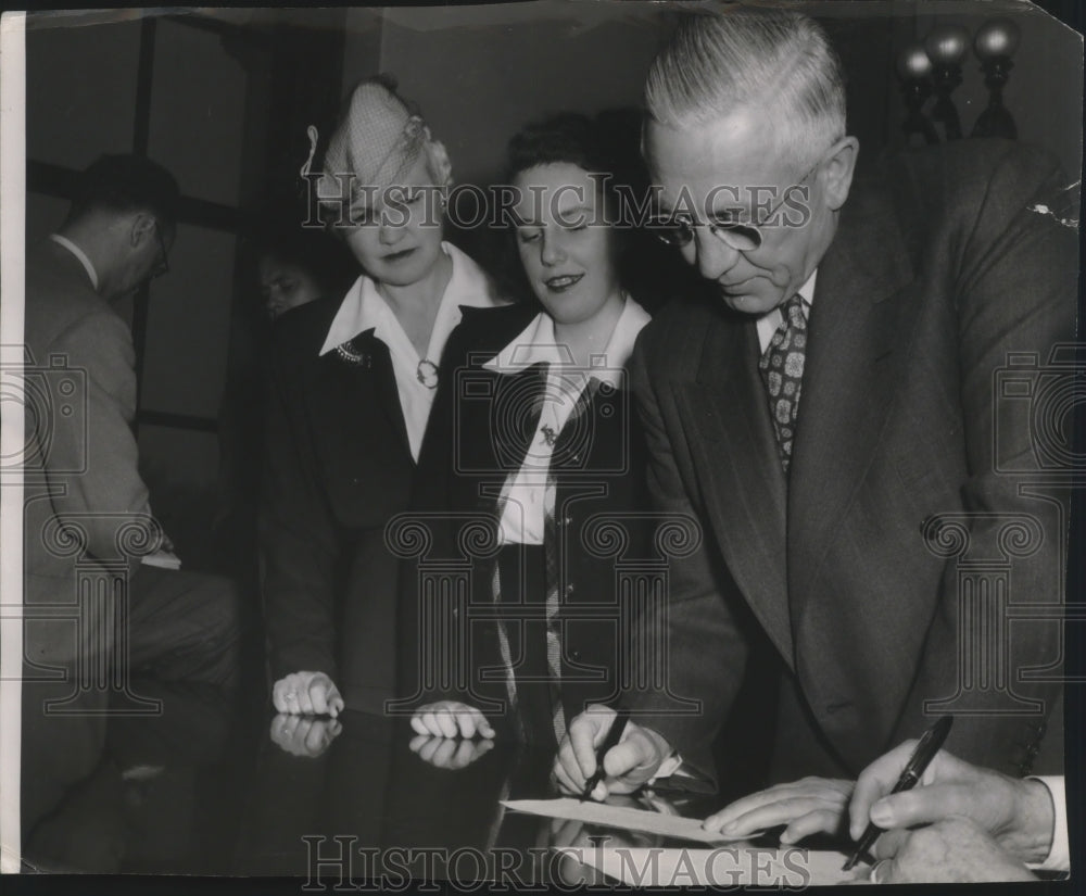 1947 Press Photo Wisconsin Governor Oscar Rennebohm and his family - mjb40662