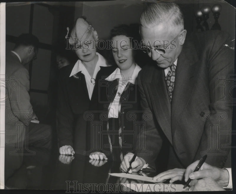 Load image into Gallery viewer, 1947 Press Photo Wisconsin Governor Oscar Rennebohm and his family - mjb40662
