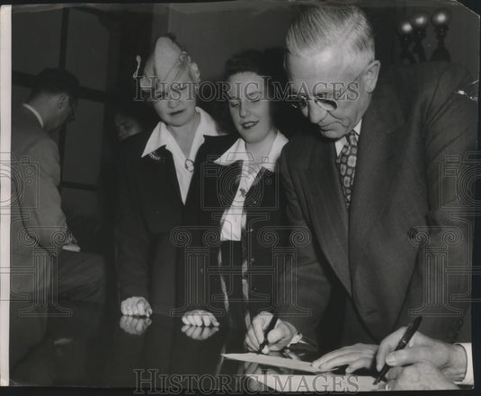 1947 Press Photo Wisconsin Governor Oscar Rennebohm and his family - mjb40662