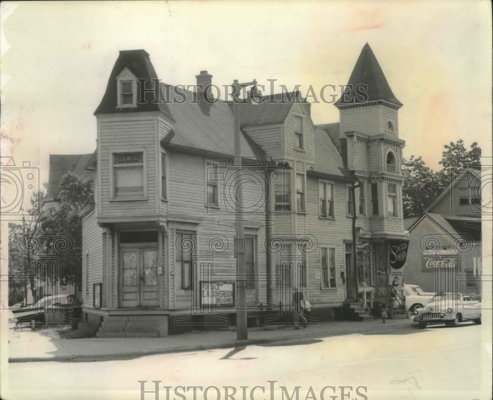 1958 Press Photo Three story Milwaukee building that houses many families- Historic Images