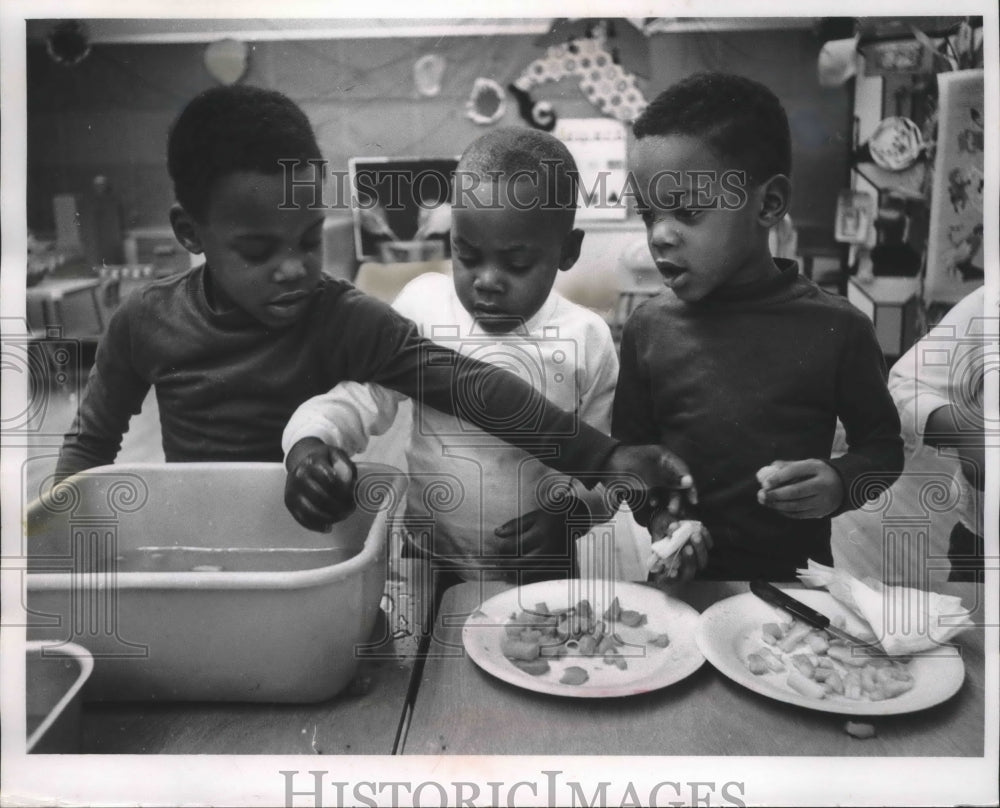 1968 Press Photo Wisconsin 4 year-olds cook soup at Project HeadStart Lee School- Historic Images