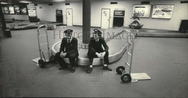 Load image into Gallery viewer, 1982 Press Photo Namon Blakely and Joe Baulie, porters at Mitchell Field
