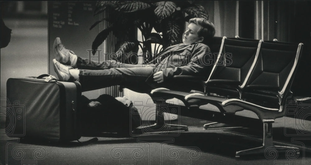 1987 Press Photo Milwaukee interior terminal at Mitchell Field Airport.