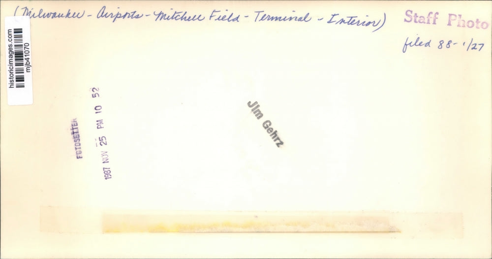 1987 Press Photo Milwaukee interior terminal at Mitchell Field Airport.