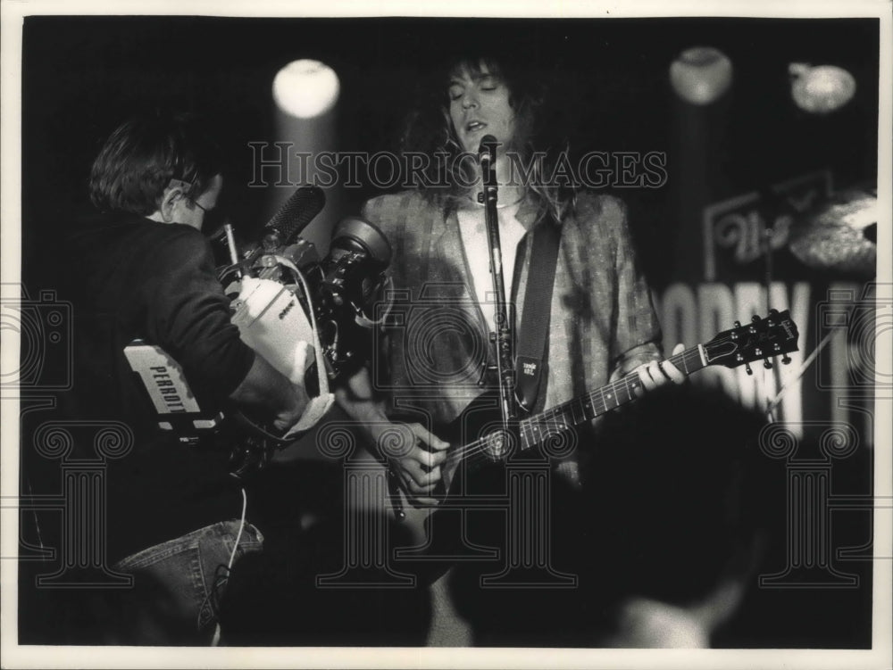 1989 Press Photo cameraperson films Bobby Friss Band performing at the Toad- Historic Images