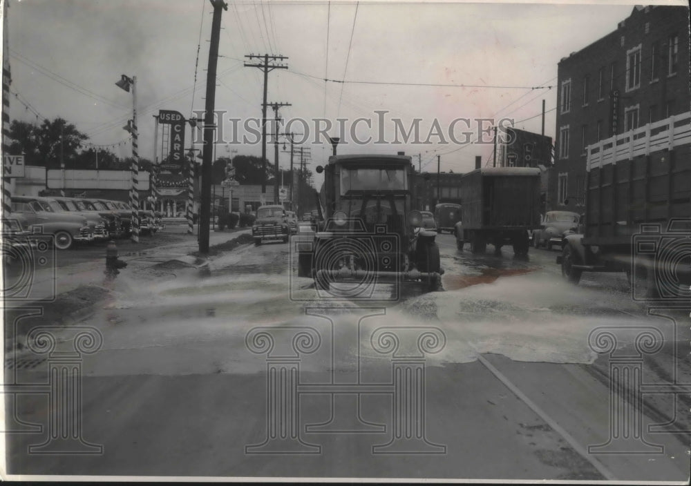 1949 Press Photo Milwaukee County public works truck washes West Wisconsin Ave- Historic Images