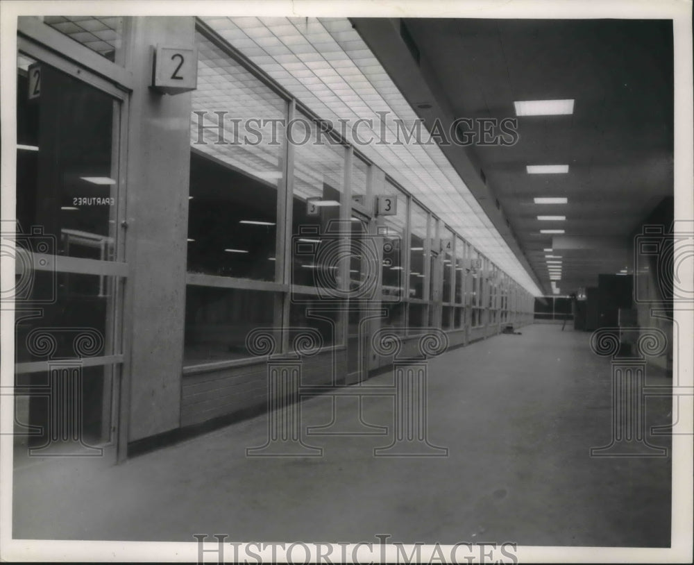 1953 Press Photo Greyhound Bus terminal in Chicago, Illinois.  - Historic Images