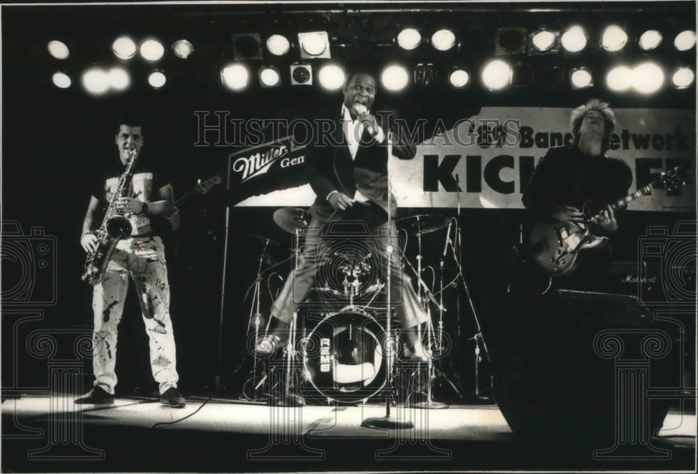 1989 Press Photo Barrence Whifield performing with band at a banquet, Milwaukee.- Historic Images