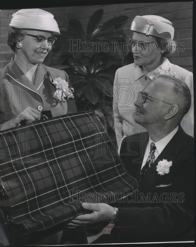 1957 Press Photo Mr. and Mrs. Henry J. Rahmlow and Mrs. Fred J. Wrobbel- Historic Images