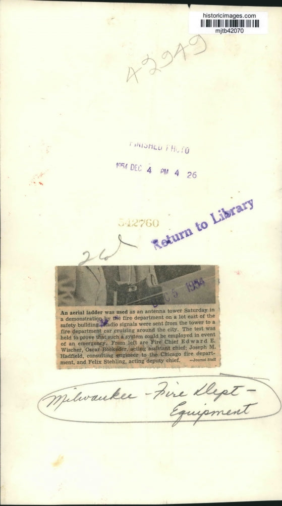 1954 Press Photo Milwaukee Fire Department turns ladder into a radio tower