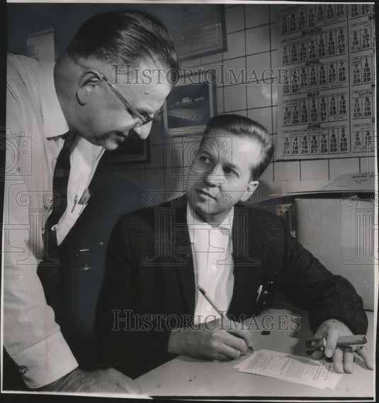 1962 Press Photo Gene Raffel entering Journal's annual bowling meet, Milwaukee- Historic Images
