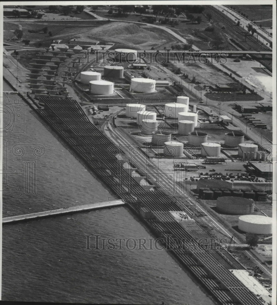 1976 Press Photo An ariel view of the unfinished Harbor Bridge, Milwaukee.- Historic Images