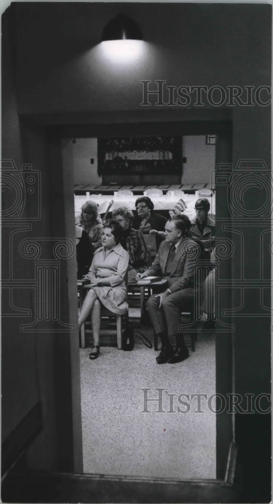 1974 Press Photo Ald. Clarence Miller and others of Salem Lutheran Evening Guild- Historic Images