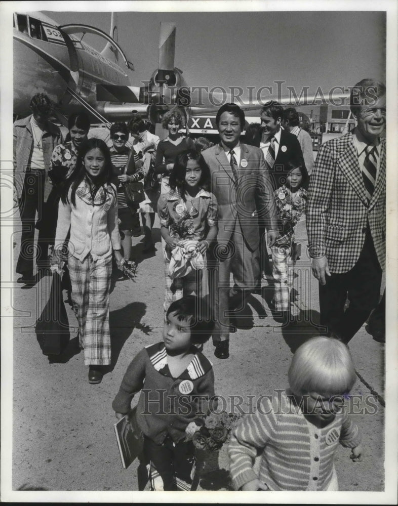 1975 Press Photo The Pham Phu Quoc refugee family arrived via plane in Wisconsin