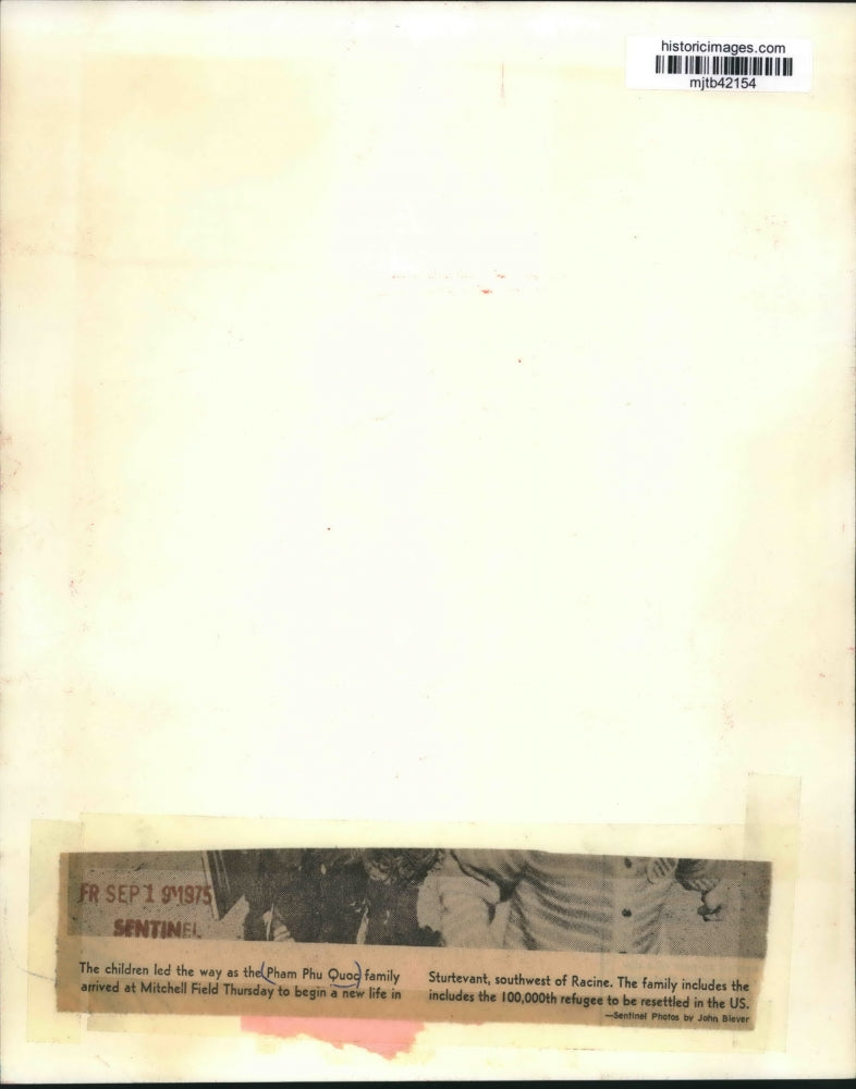 1975 Press Photo The Pham Phu Quoc refugee family arrived via plane in Wisconsin