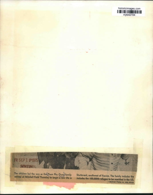 1975 Press Photo The Pham Phu Quoc refugee family arrived via plane in Wisconsin