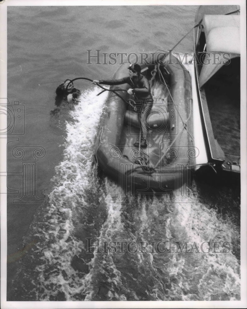 1961 Press Photo Milwaukee Fire Department training underwater rescue & recovery