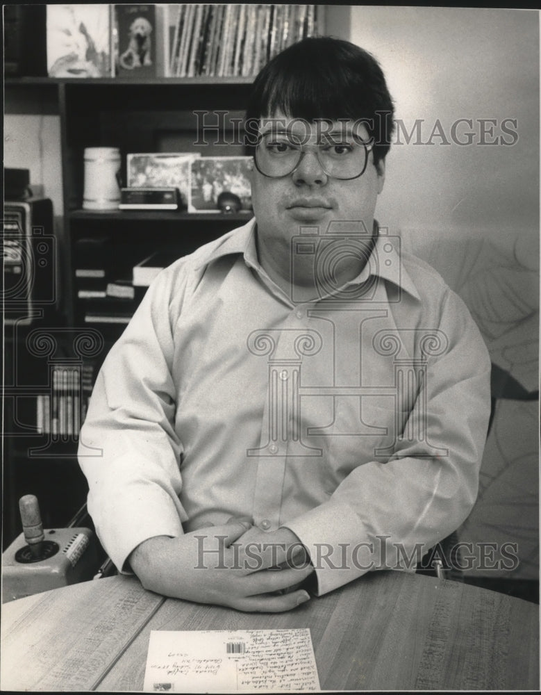 1989 Press Photo Peter Milne, thought to be mentally retarded, holds two degrees- Historic Images