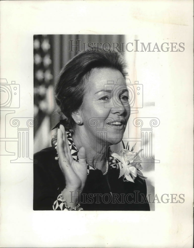 1975 Press Photo Republican Charlotte Ried takes oath of office in Washing DC