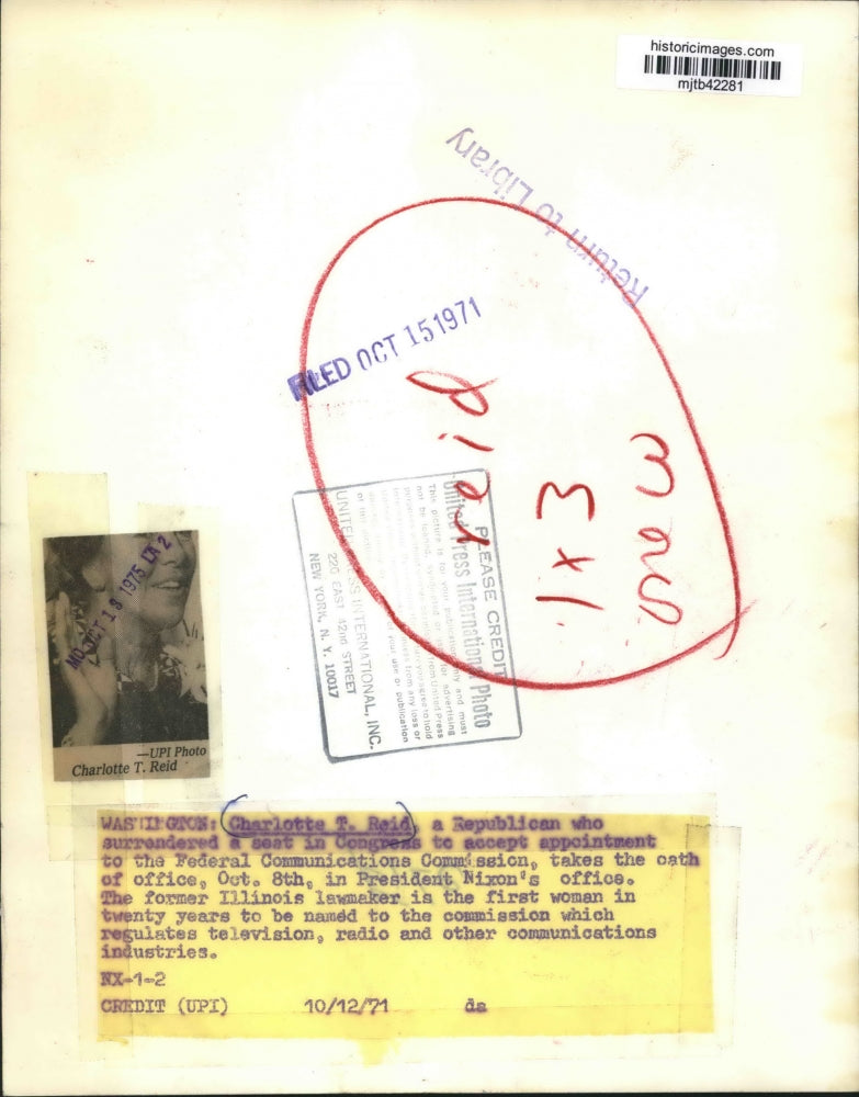 1975 Press Photo Republican Charlotte Ried takes oath of office in Washing DC