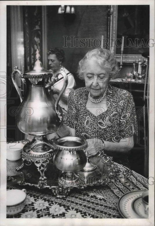 1960 Press Photo portrait of Mrs. William Quarles at tea table on Prospect Ave- Historic Images