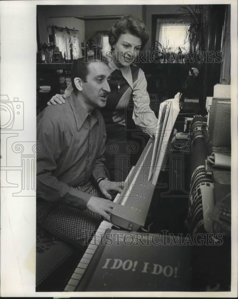 1976 Press Photo Singers Bob and Ellie Quint sing together at Milwaukee home- Historic Images