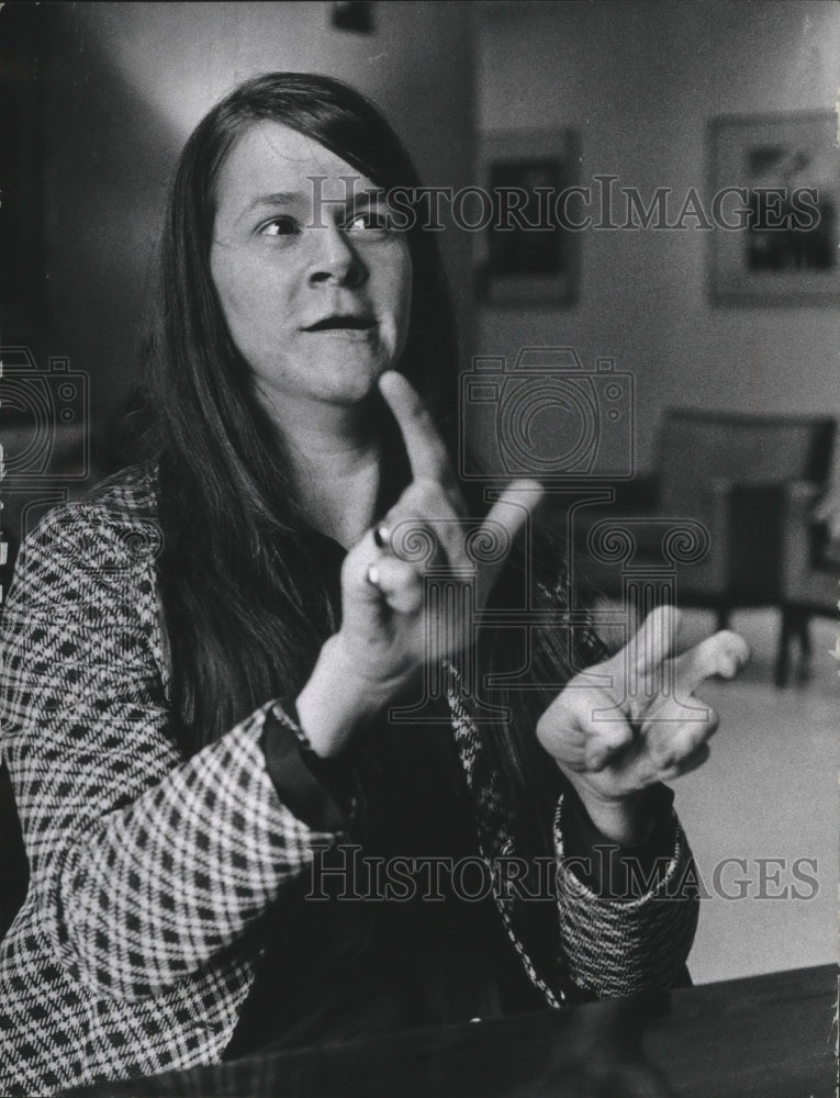 Load image into Gallery viewer, 1974 Press Photo Margi Quilter, teaches philosophy of total communication
