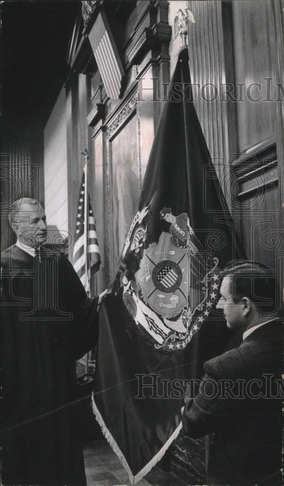 1964 Press Photo Circuit Judge Max Raskin inspects Wisconsin flag in courtroom- Historic Images