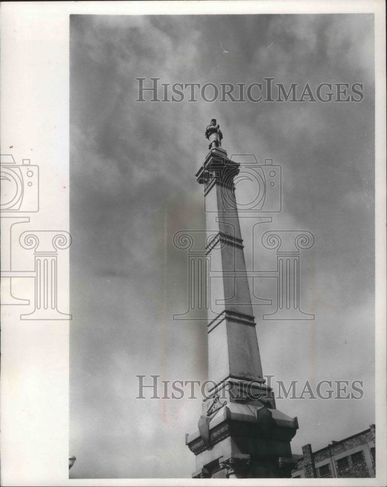 1967 Press Photo Racine&#39;s Civil War Monument reaching toward the sky- Historic Images