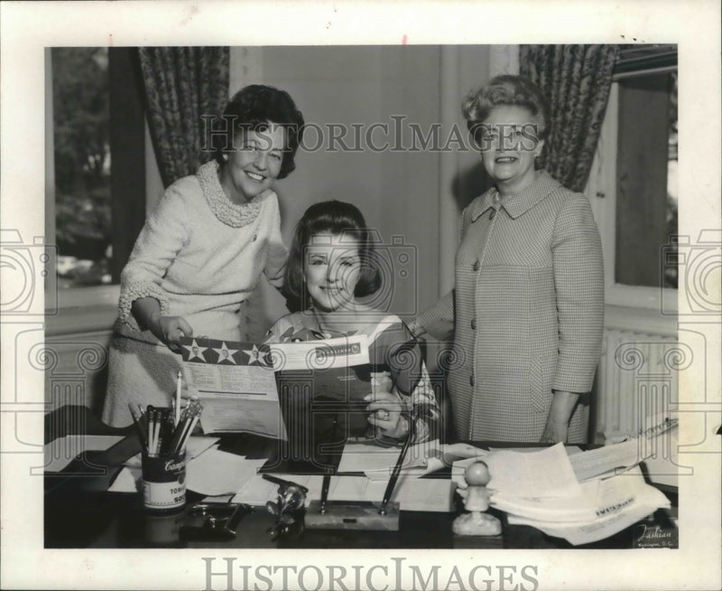 Load image into Gallery viewer, 1967 Press Photo Plans for National Association of Real Estates Board convention
