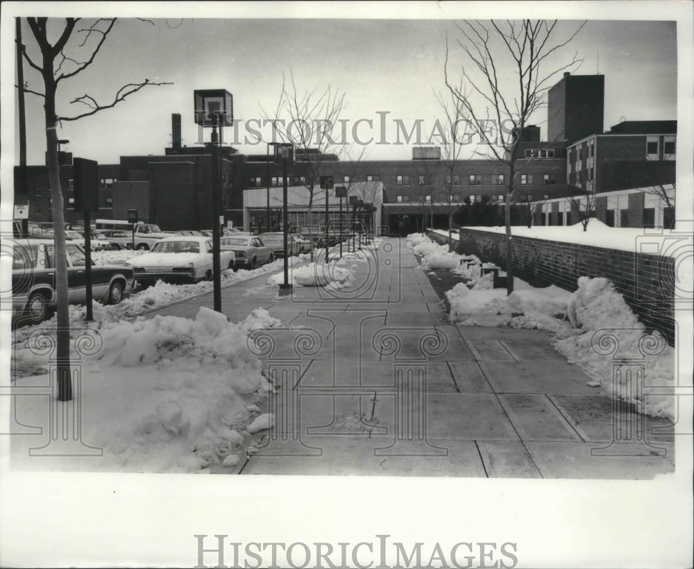 1978 Press Photo Snow scraped from sidewalks at Mitchell Field, Milwaukee- Historic Images