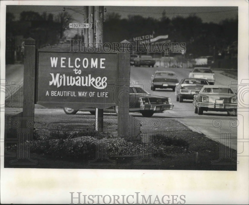 1977 Press Photo Welcome to Milwaukee sign, leaving Mitchell Field Airport