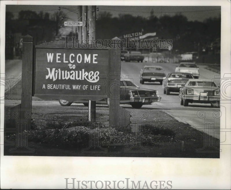 Load image into Gallery viewer, 1977 Press Photo Welcome to Milwaukee sign, leaving Mitchell Field Airport
