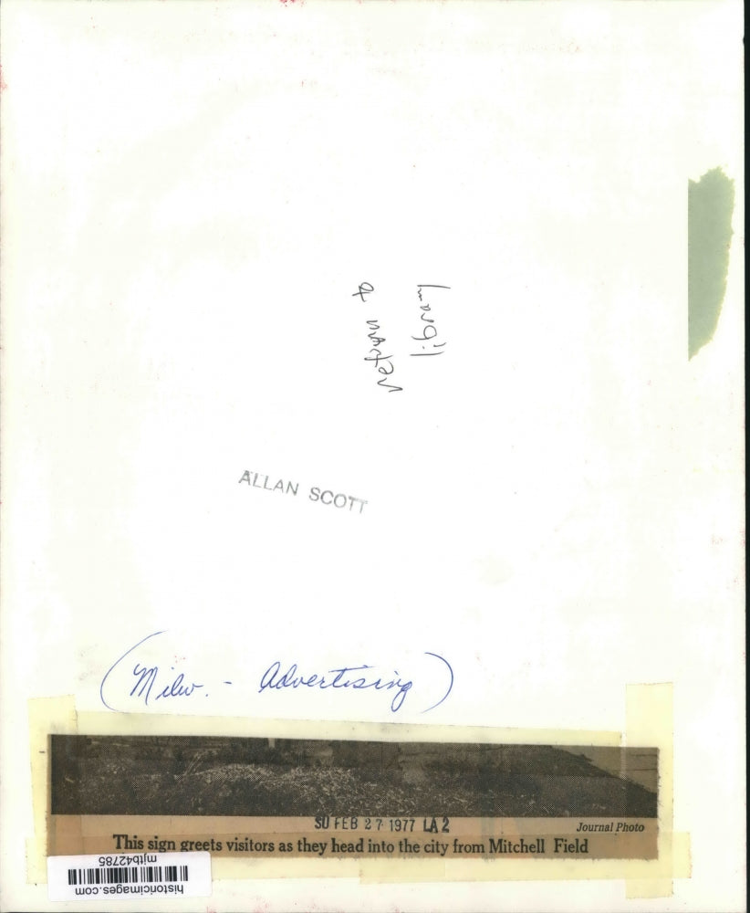 1977 Press Photo Welcome to Milwaukee sign, leaving Mitchell Field Airport