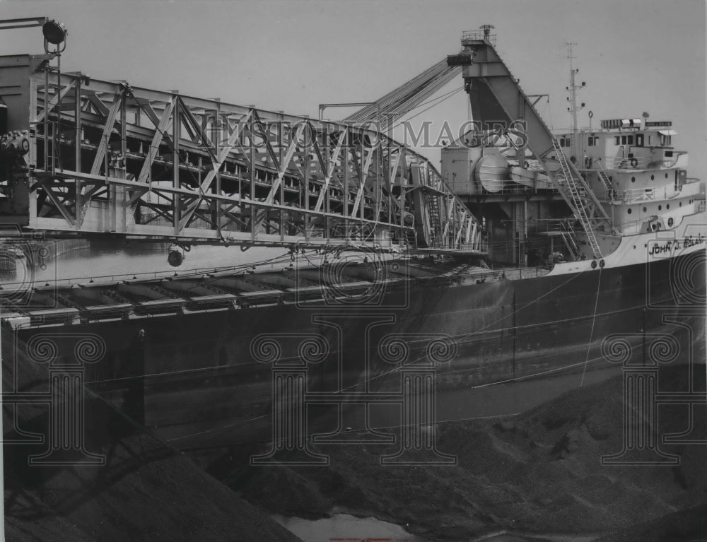 1954 Press Photo The John J. Boland unloaded coal at Milwaukee harbor- Historic Images