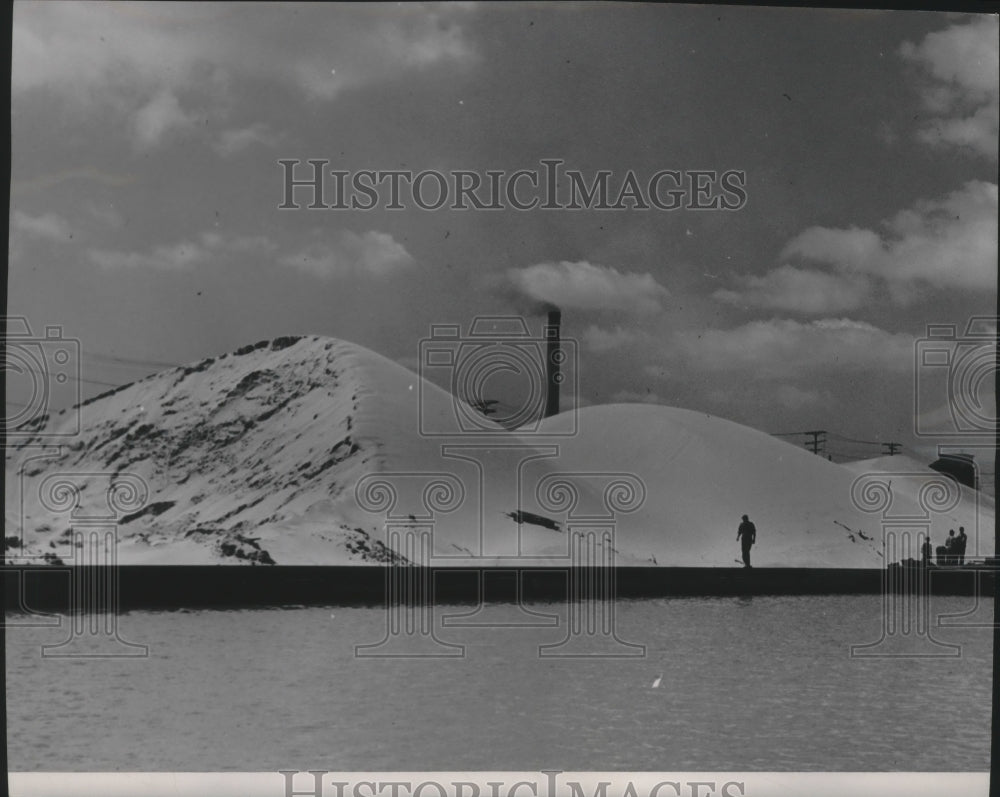 1948 Press Photo Michigan sand mounds on the banks of Menomonee River, Milwaukee