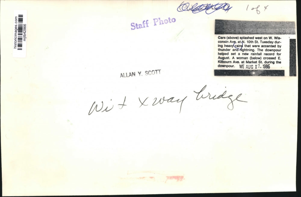 1986 Press Photo Cars splashed on West Wisconsin Avenue during heavy rains.