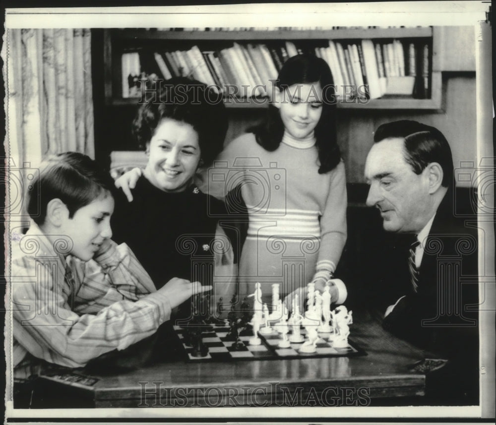 1971 Press Photo William E. Miller playing chess with family, United States.- Historic Images