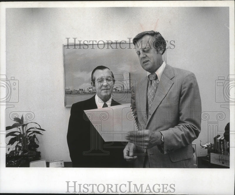 Load image into Gallery viewer, 1973 Press Photo Frank R. Quinn, President, 1st Wisconsin Financial Corp.
