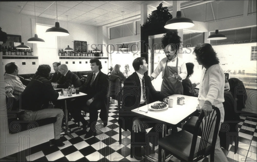 1992 Press Photo Maretti&#39;s Italian Deli owners talk with customers. Manitowoc