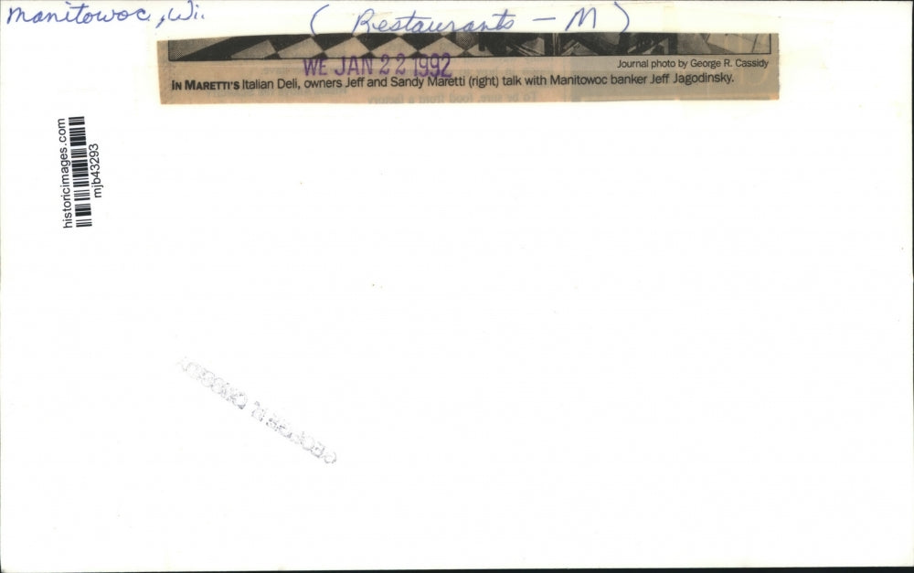 1992 Press Photo Maretti's Italian Deli owners talk with customers. Manitowoc