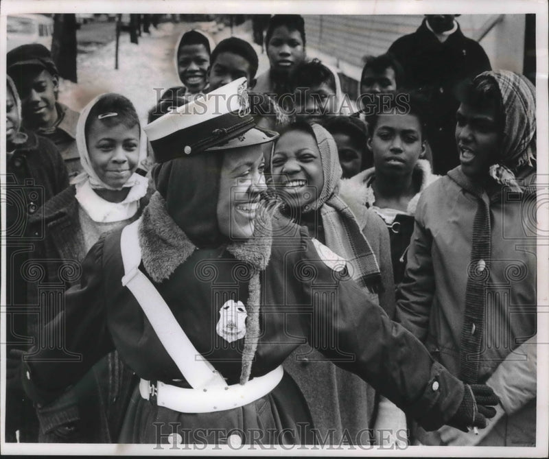 Load image into Gallery viewer, 1963 Press Photo Mrs. Betty Anderson crossing guard with school children,
