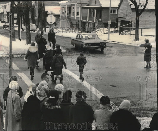 1964 Press Photo Demonstrating Crossing guards role for new candidates.- Historic Images
