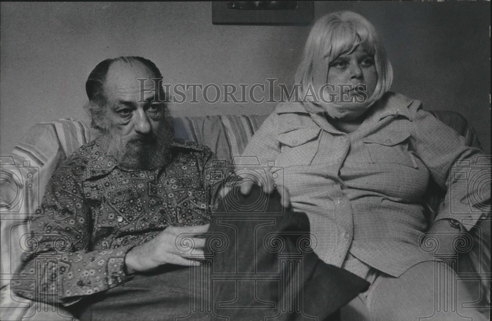 1975 Press Photo Jaqueline and Russell Carpenter claim; victimized by police.