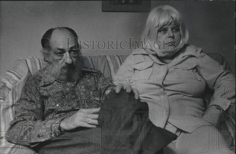Load image into Gallery viewer, 1975 Press Photo Jaqueline and Russell Carpenter claim; victimized by police.
