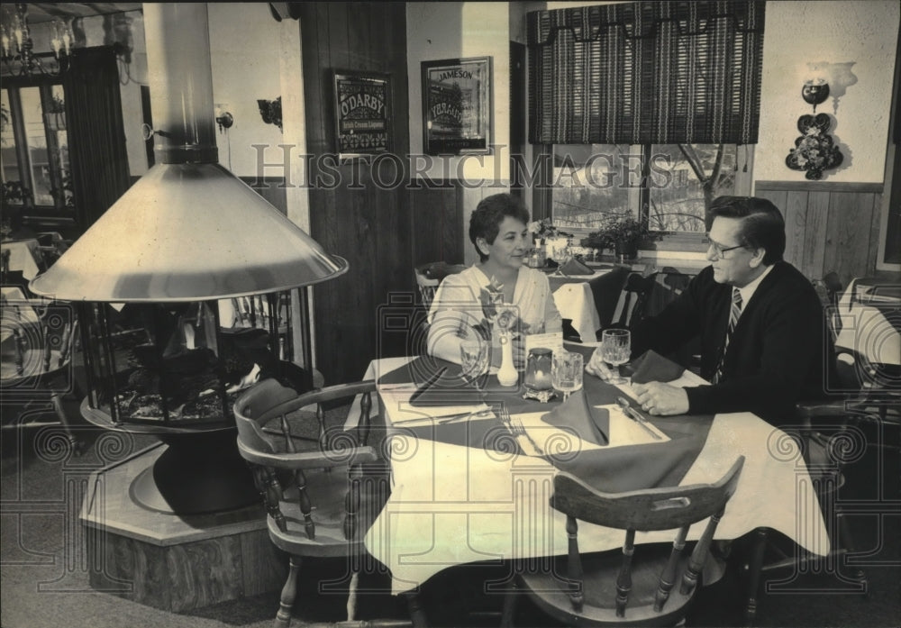 1986 Press Photo Diners relaxing at Country Squire restaurant. - mjb43401