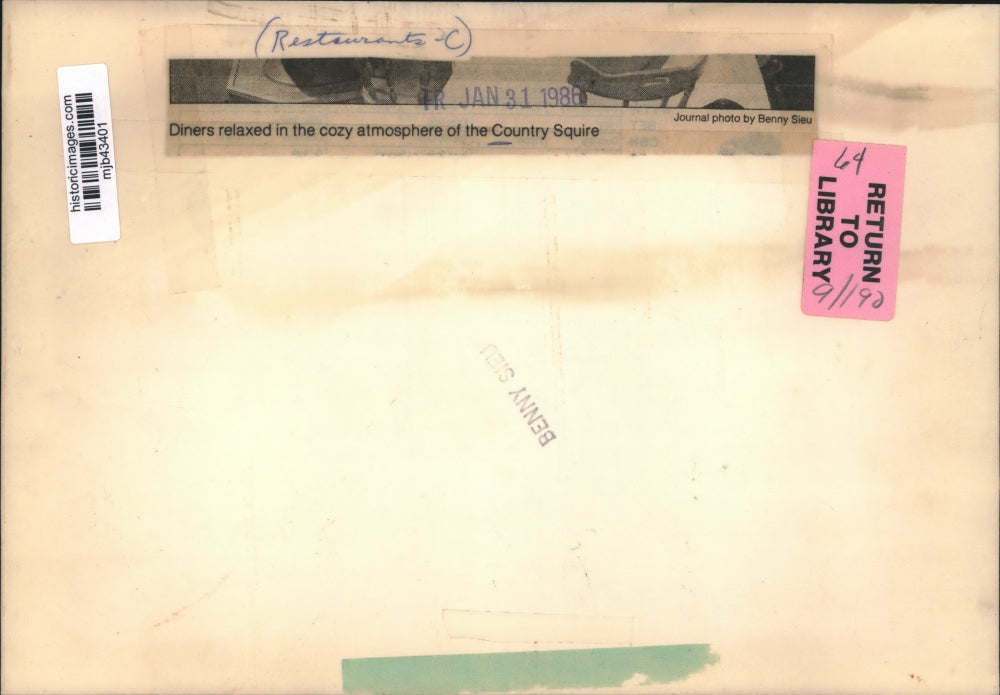 1986 Press Photo Diners relaxing at Country Squire restaurant. - mjb43401