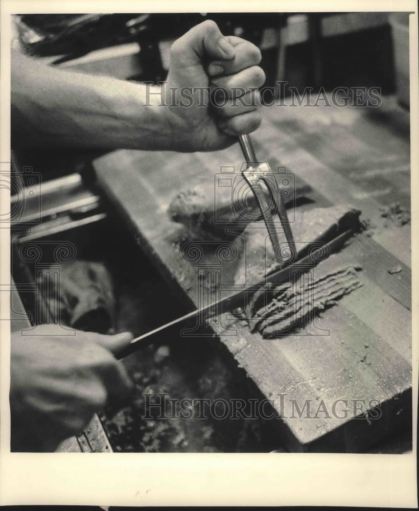 1987 Press Photo Carving corned beef at Benjamin&#39;s Delicatessen in Shorewood- Historic Images